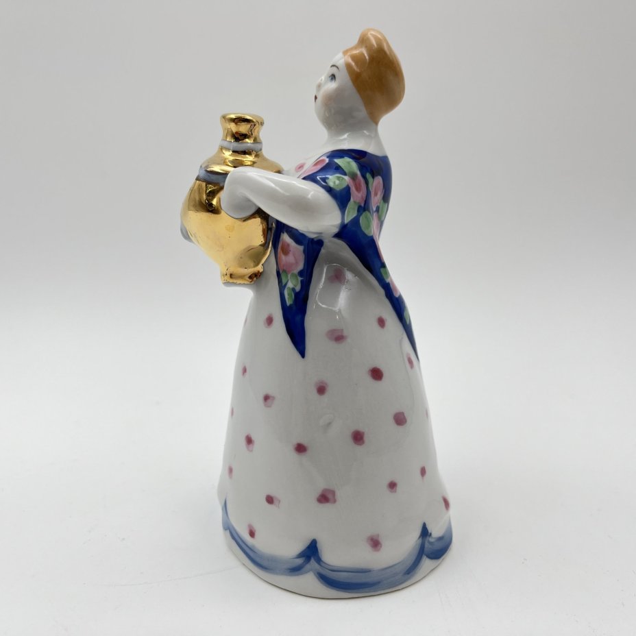 Статуэтка "Девушка с самоваром" (Чаепитие) скульптор Н. А. Малышева, фарфор, роспись, золочение, Дулевский фарфоровый завод (Дулёво), СССР, 1968-1991 гг.