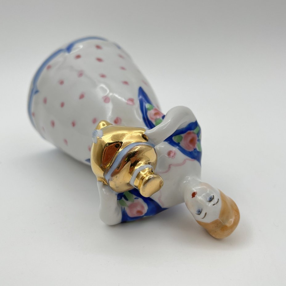 Статуэтка "Девушка с самоваром" (Чаепитие) скульптор Н. А. Малышева, фарфор, роспись, золочение, Дулевский фарфоровый завод (Дулёво), СССР, 1968-1991 гг.