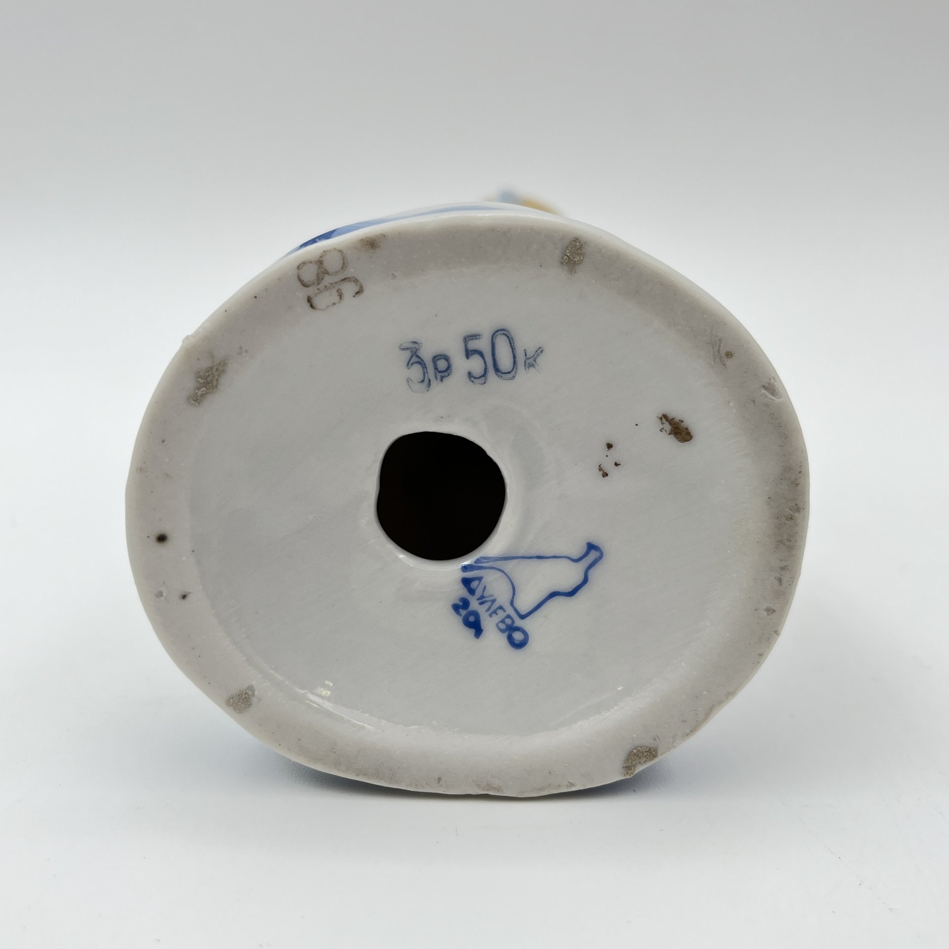 Статуэтка "Девушка с самоваром" (Чаепитие) скульптор Н. А. Малышева, фарфор, роспись, золочение, Дулевский фарфоровый завод (Дулёво), СССР, 1968-1991 гг.