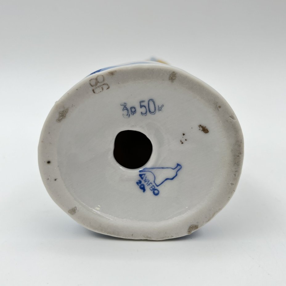 Статуэтка "Девушка с самоваром" (Чаепитие) скульптор Н. А. Малышева, фарфор, роспись, золочение, Дулевский фарфоровый завод (Дулёво), СССР, 1968-1991 гг.