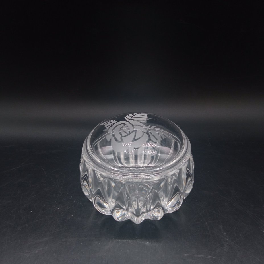 Шкатулка с рельефным декором и цветочным орнаментом