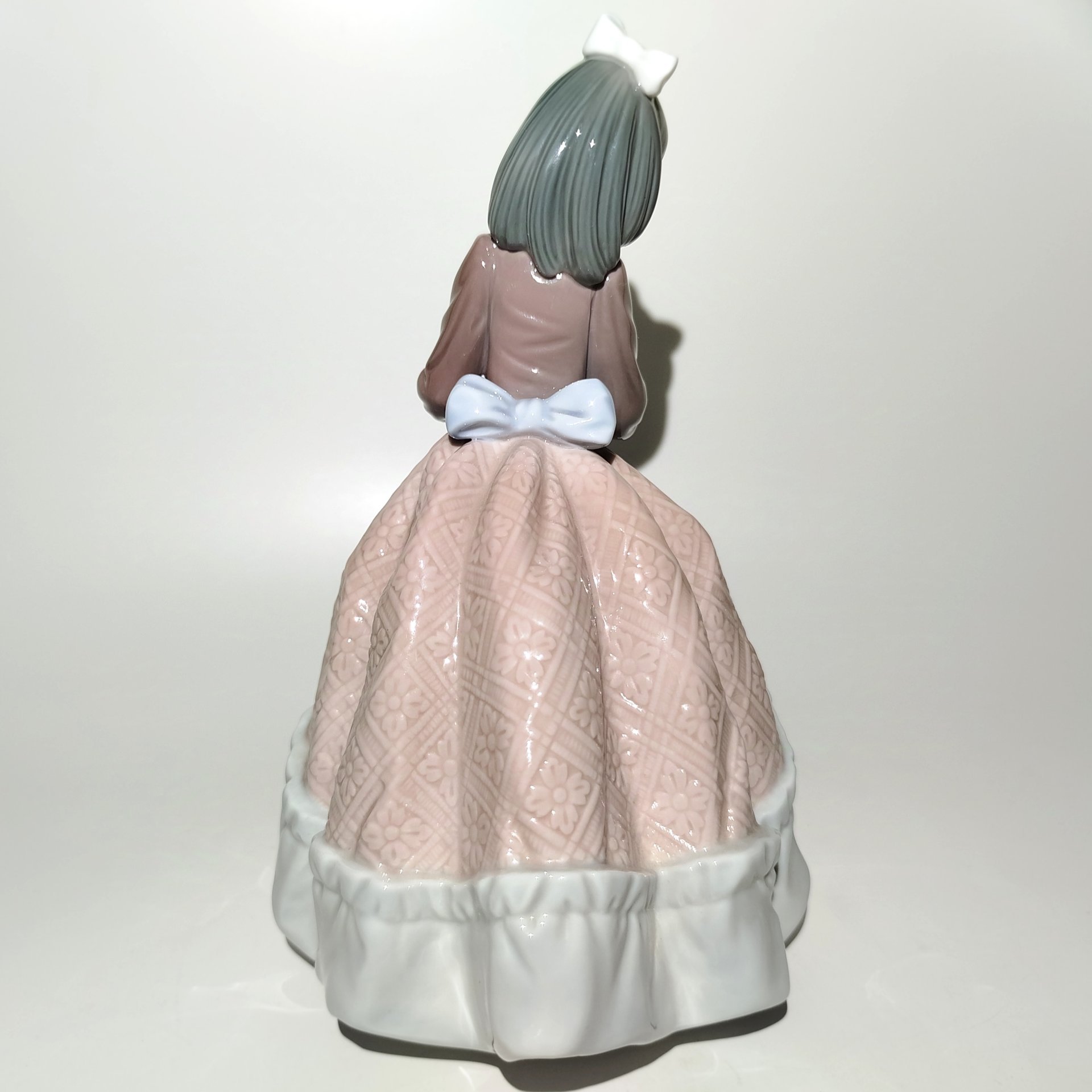 Статуэтка "Девушка в платье с кринолином", фарфор, крытье, роспись, Lladro, Испания, 1983 г., Lladro