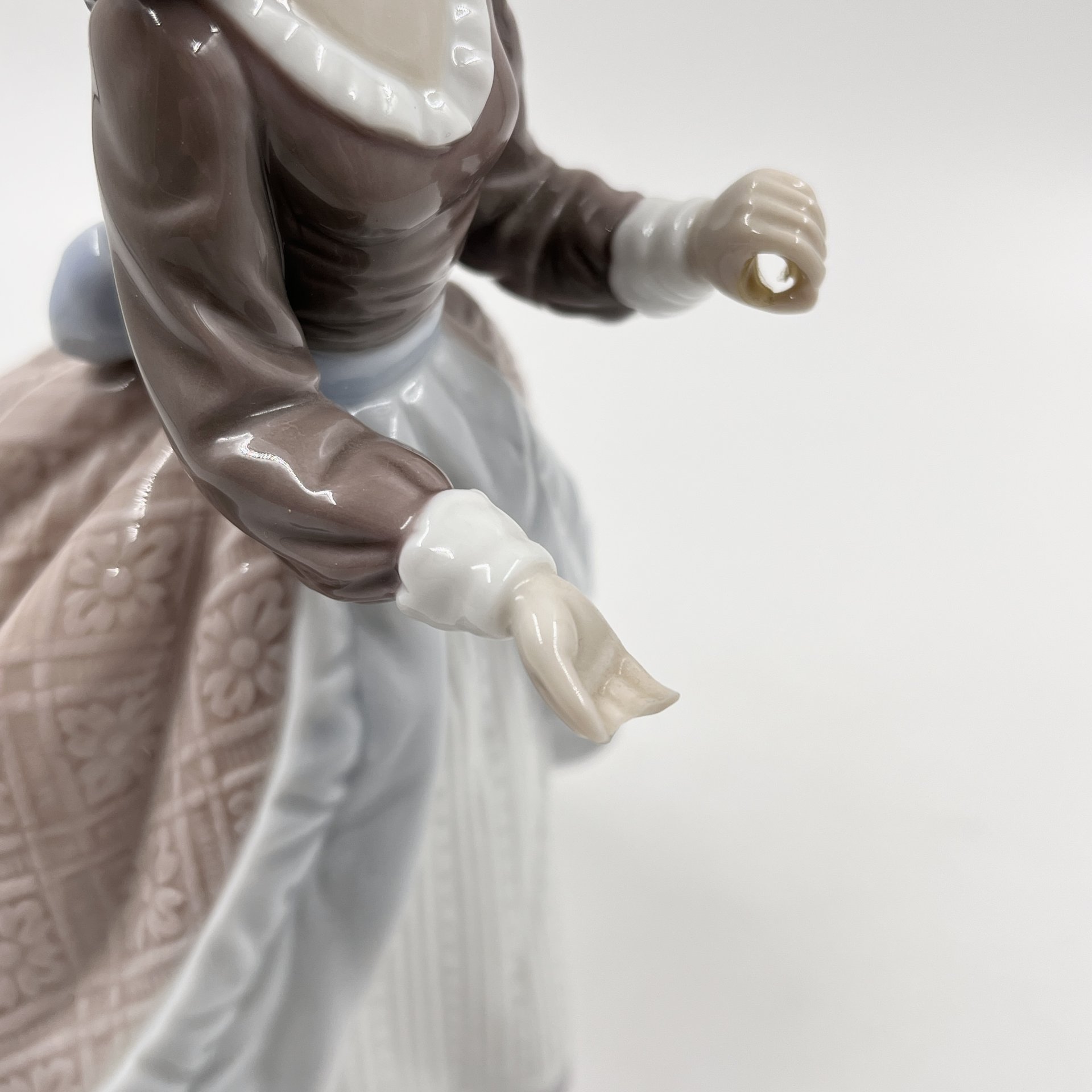 Статуэтка "Девушка в платье с кринолином", фарфор, крытье, роспись, Lladro, Испания, 1983 г., Lladro