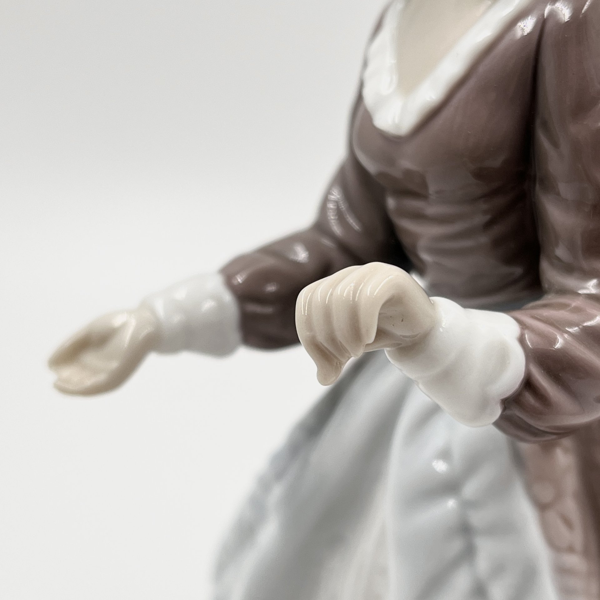 Статуэтка "Девушка в платье с кринолином", фарфор, крытье, роспись, Lladro, Испания, 1983 г., Lladro