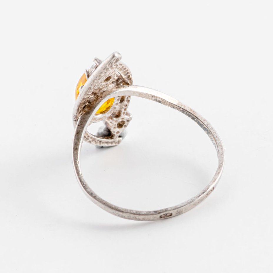 Кольцо женское оригинальной формы со вставками из янтаря и двух фианитов