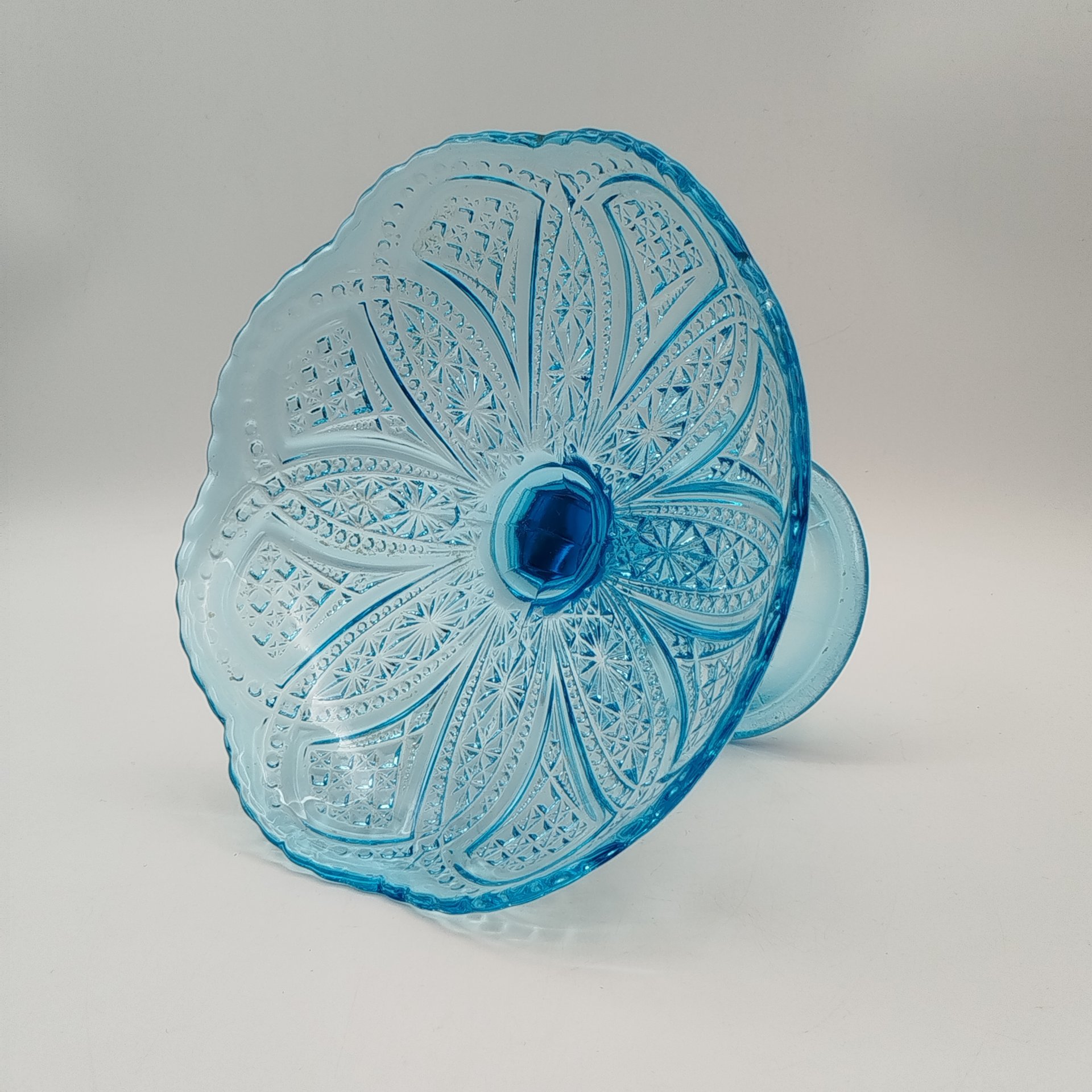 Фруктовница купоросного оттенка с рельефным декором, стекло, пресс, СССР, 1950-1980 гг.