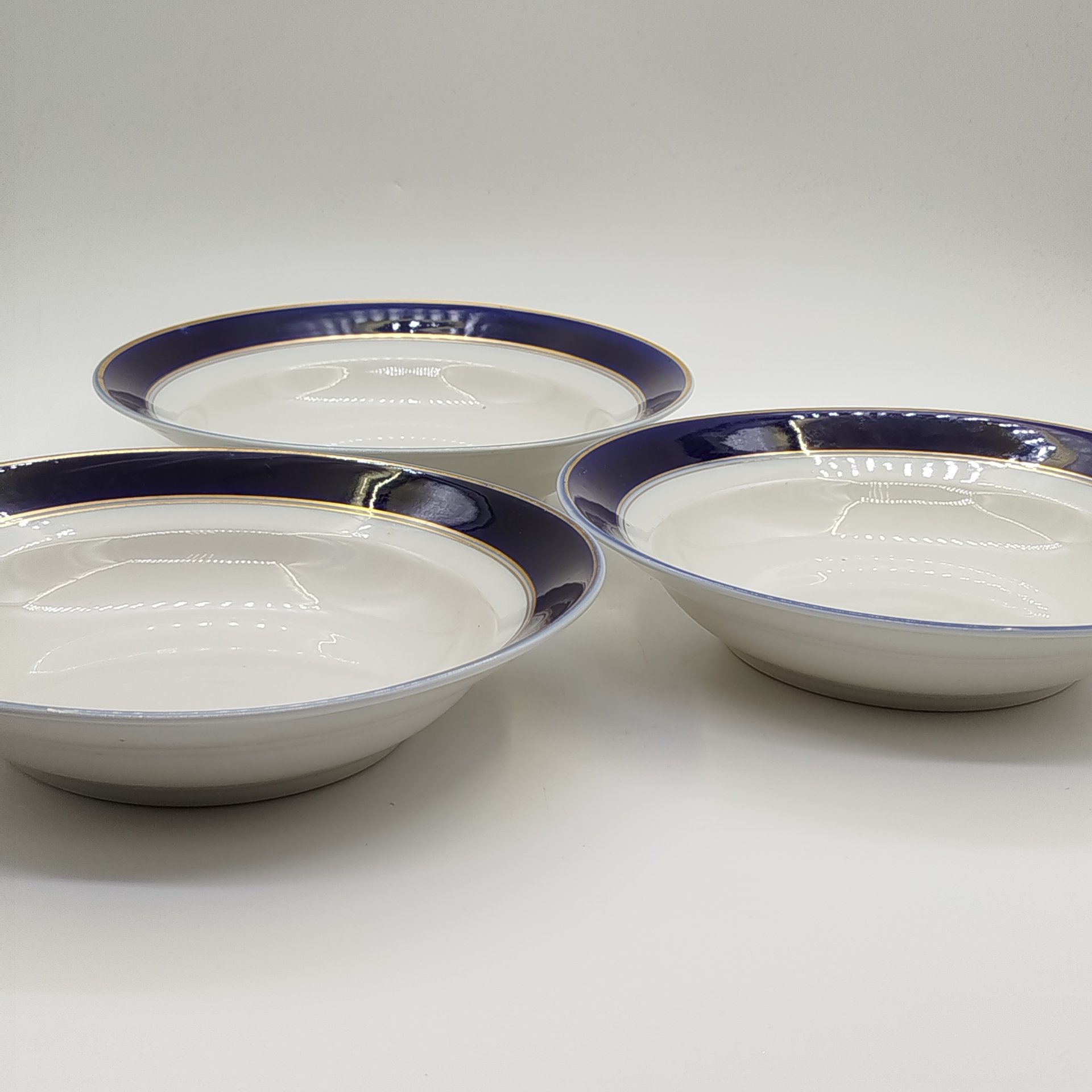 Набор суповых тарелок на 3 персоны с синей каймой