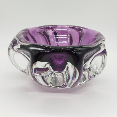 Пепельница фиолетового цвета, мастер П.И. Зинченко, Ленинградский завод художественного стекла (ЛЗХС)