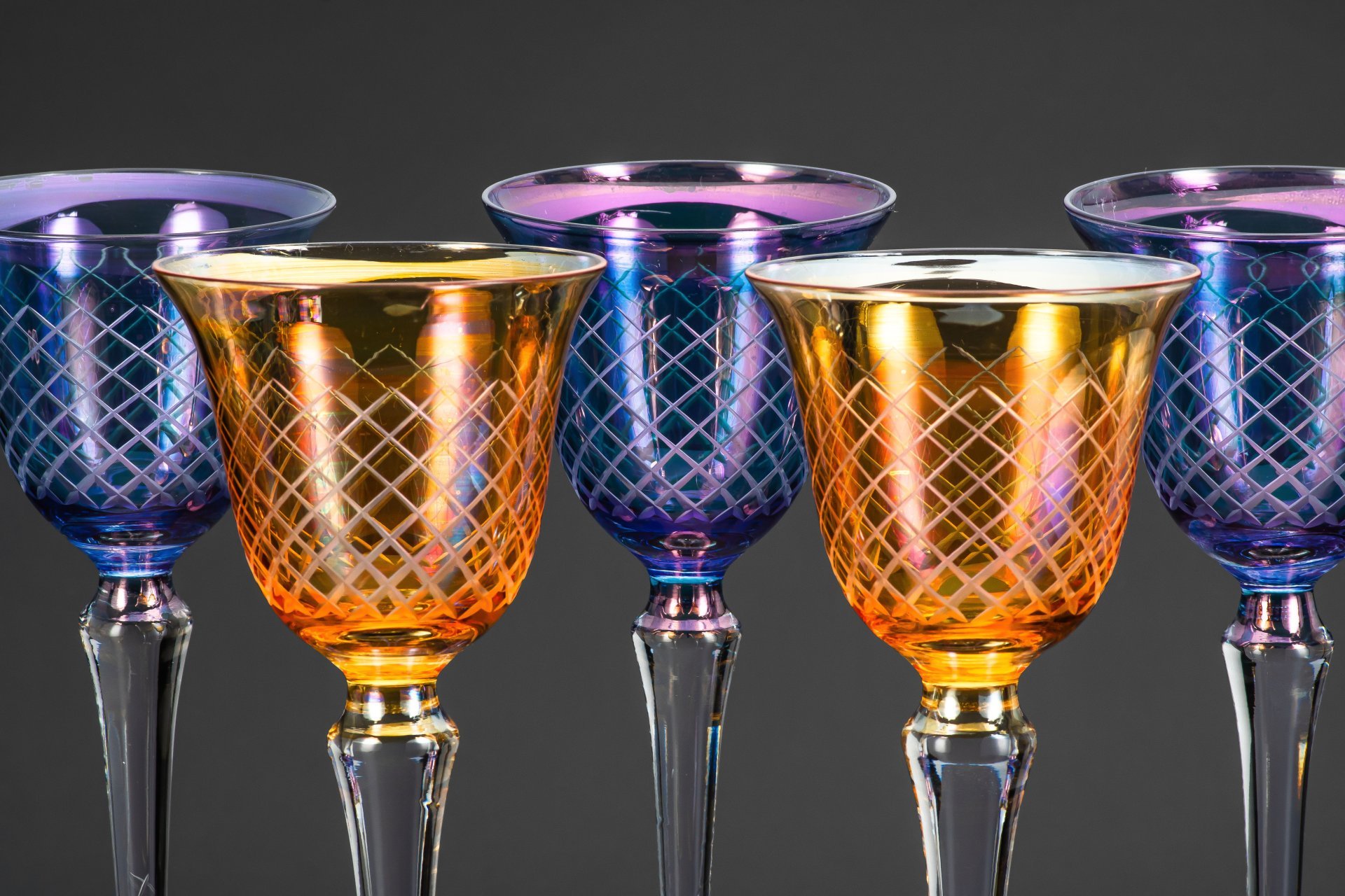 Набор разноцветных бокалов для вина на 5 персон