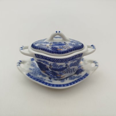 Солонка в виде супницы (миниатюрная) украшенная изображением павлинов,  "Porcelain Art" (PA), фарфор, деколь, Европа, 1970-2000 гг.