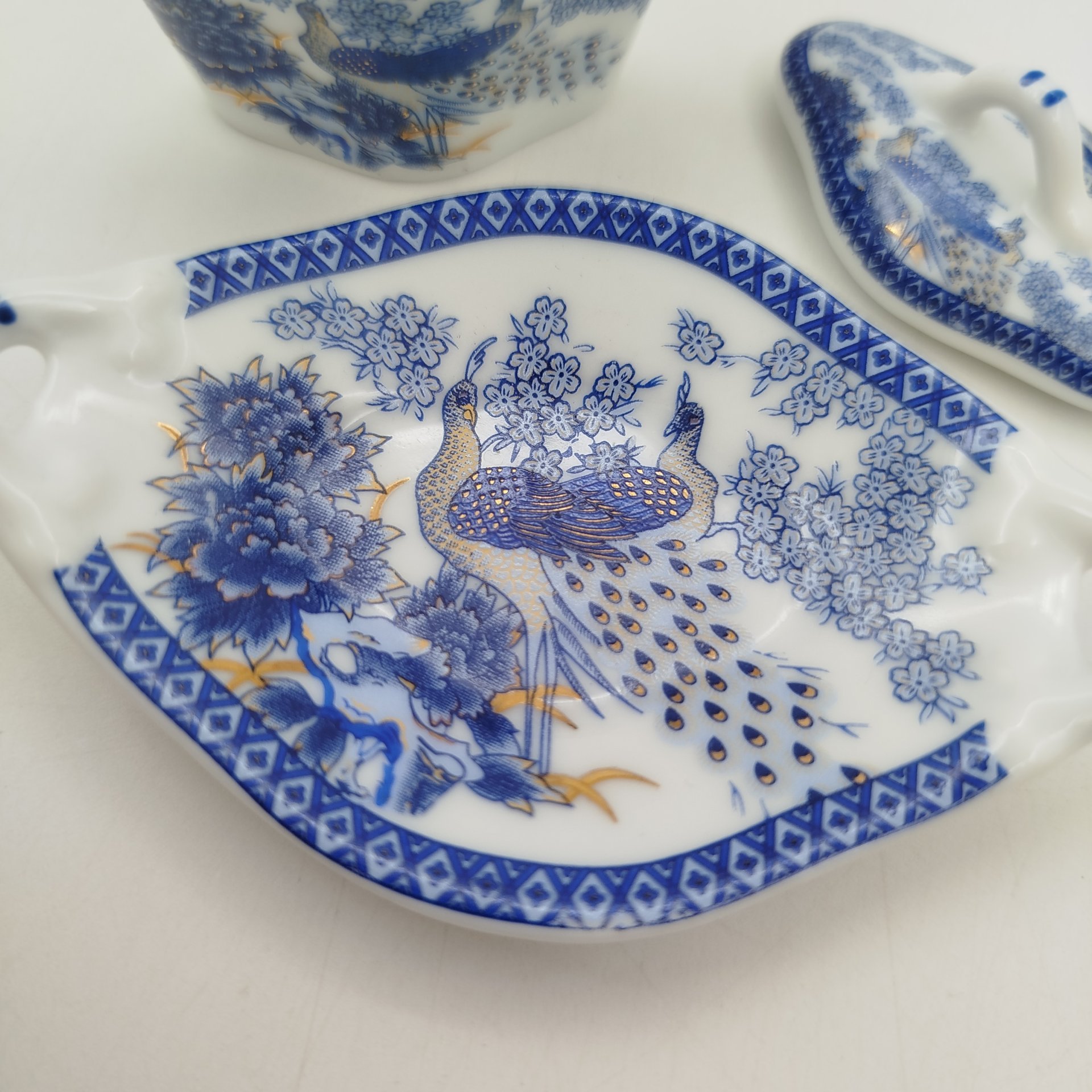 Солонка в виде супницы (миниатюрная) украшенная изображением павлинов,  "Porcelain Art" (PA), фарфор, деколь, Европа, 1970-2000 гг.