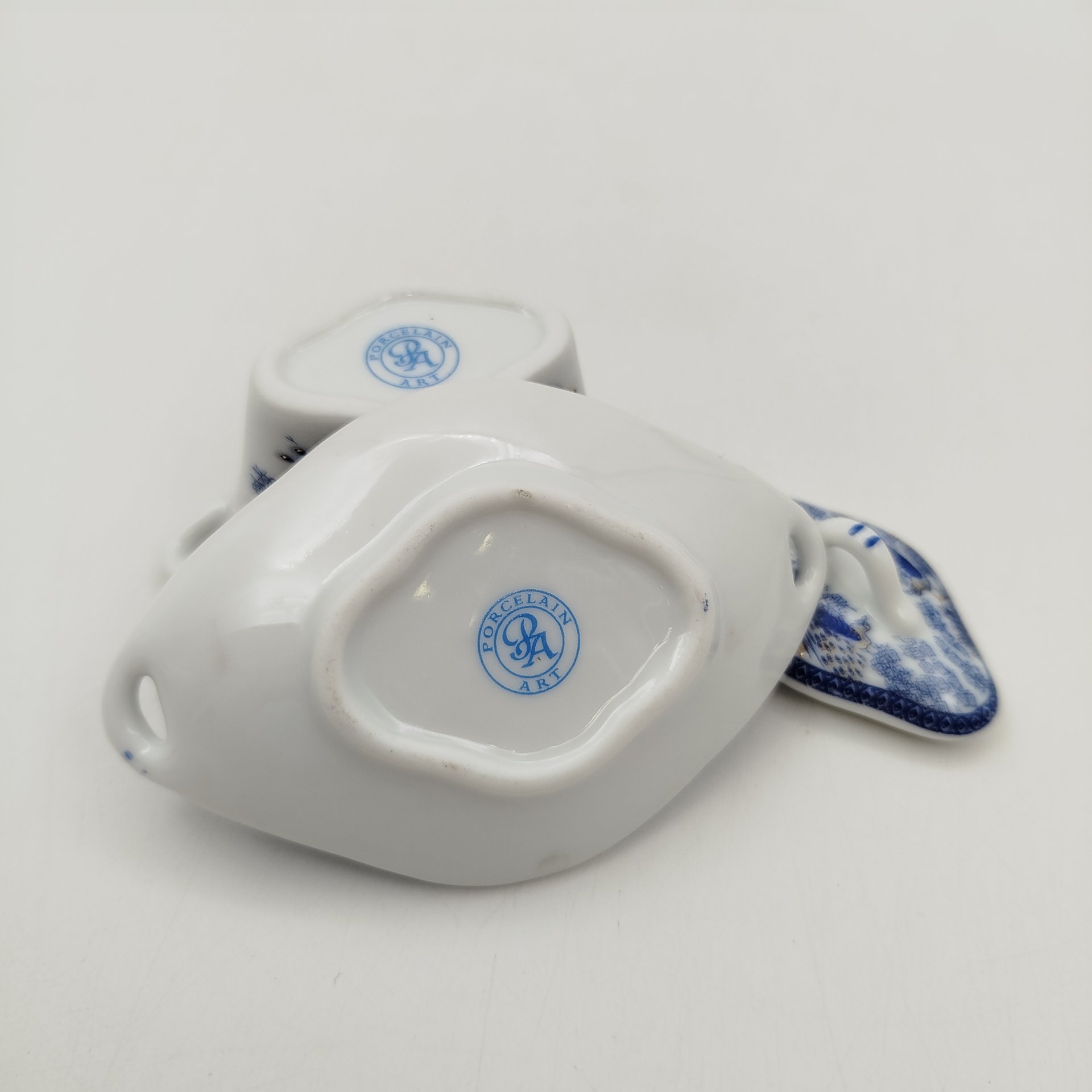 Солонка в виде супницы (миниатюрная) украшенная изображением павлинов,  "Porcelain Art" (PA), фарфор, деколь, Европа, 1970-2000 гг.