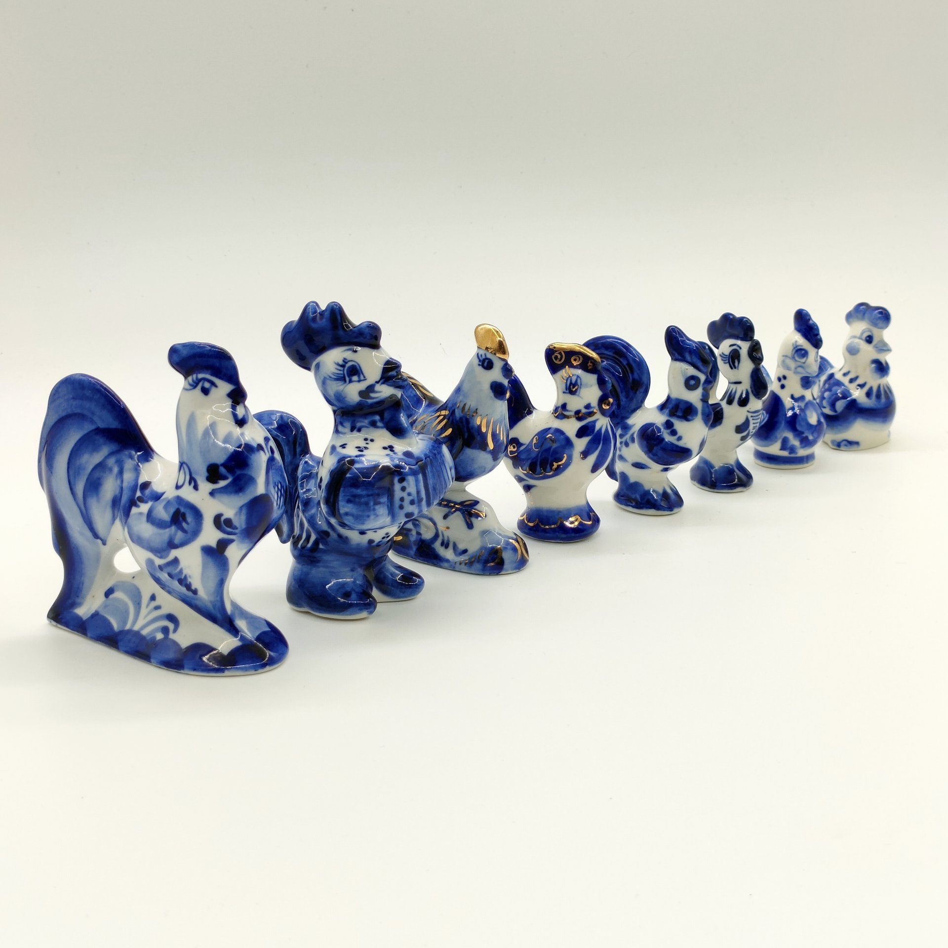 Набор из восьми статуэток "Петухи", Гжель, фарфор, роспись, золочение, СССР, 1980-2010 гг.
