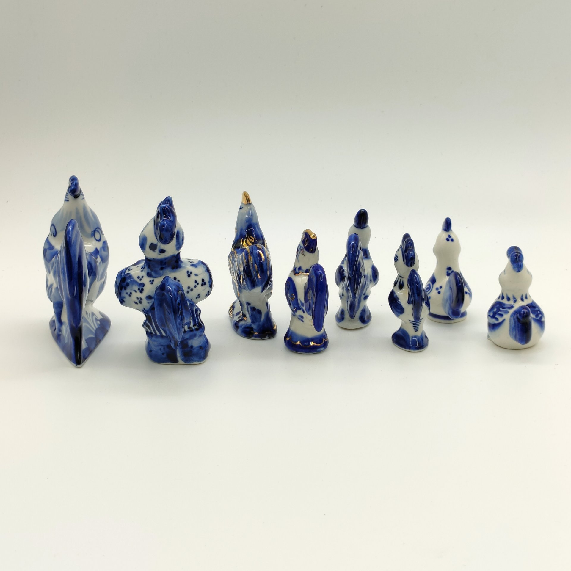 Набор из восьми статуэток "Петухи", Гжель, фарфор, роспись, золочение, СССР, 1980-2010 гг.