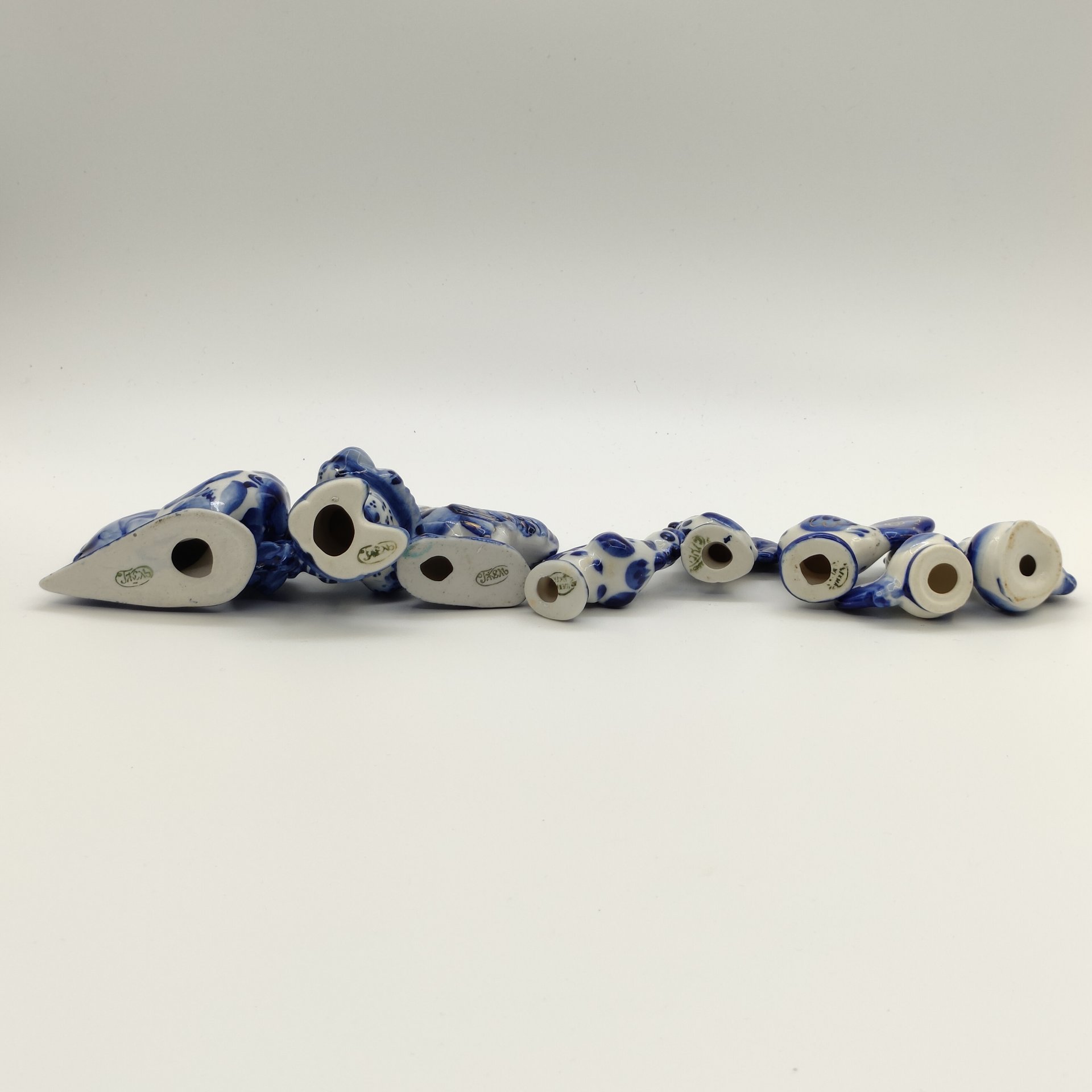 Набор из восьми статуэток "Петухи", Гжель, фарфор, роспись, золочение, СССР, 1980-2010 гг.