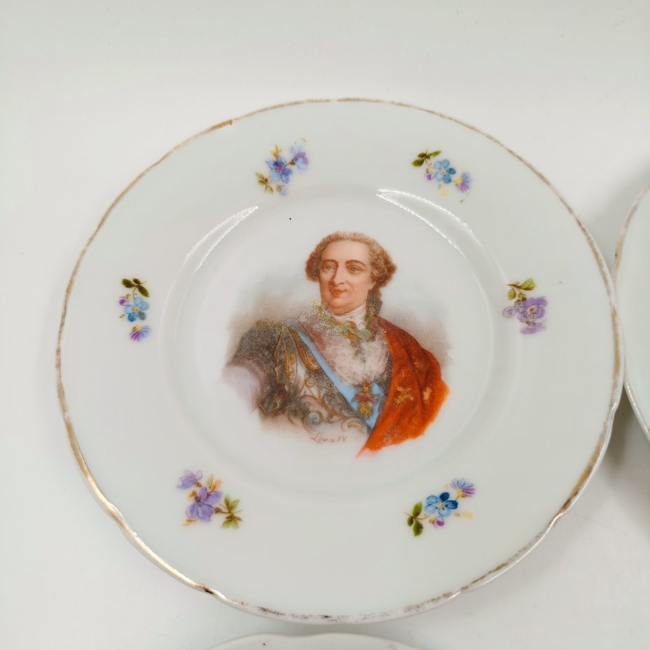 Набор из четырех десертных тарелок с изображением Людовика XV, Людовика XVI, маркизы де Помпадур и Марии-Антуанетты (стилизация под Мейсен)
