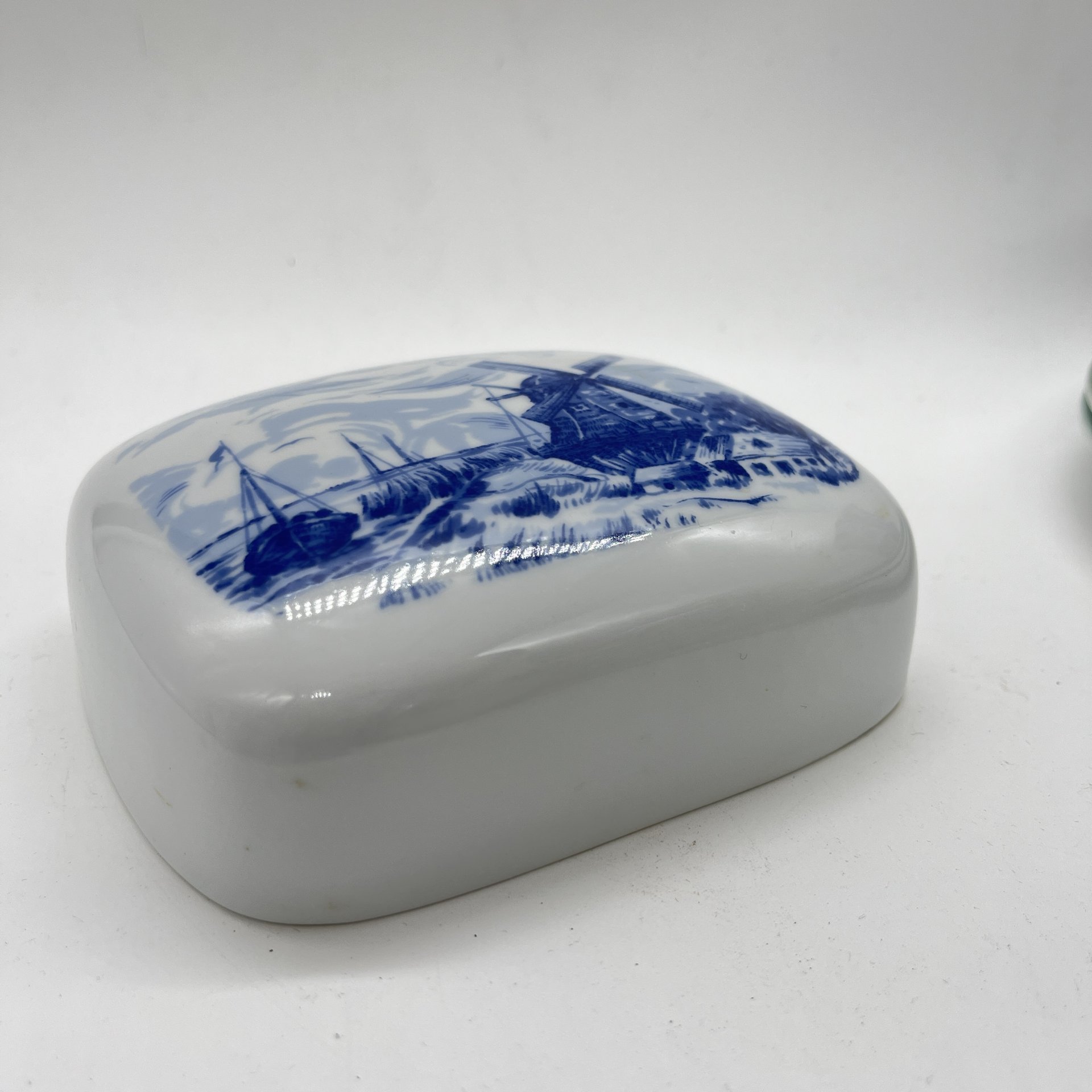 Крышка от масленки с декором "Мельница", фарфор, деколь, Freiberger Porzellan, Германия, 1970-1995 гг.