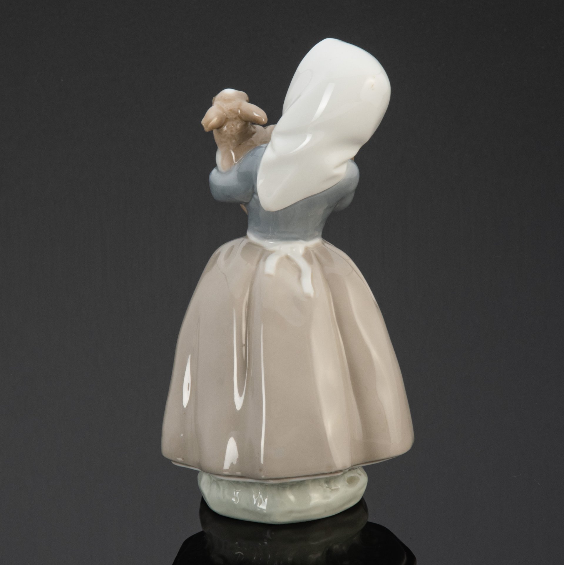 Статуэтка "Девочка с ягненком", NAO Porcelain