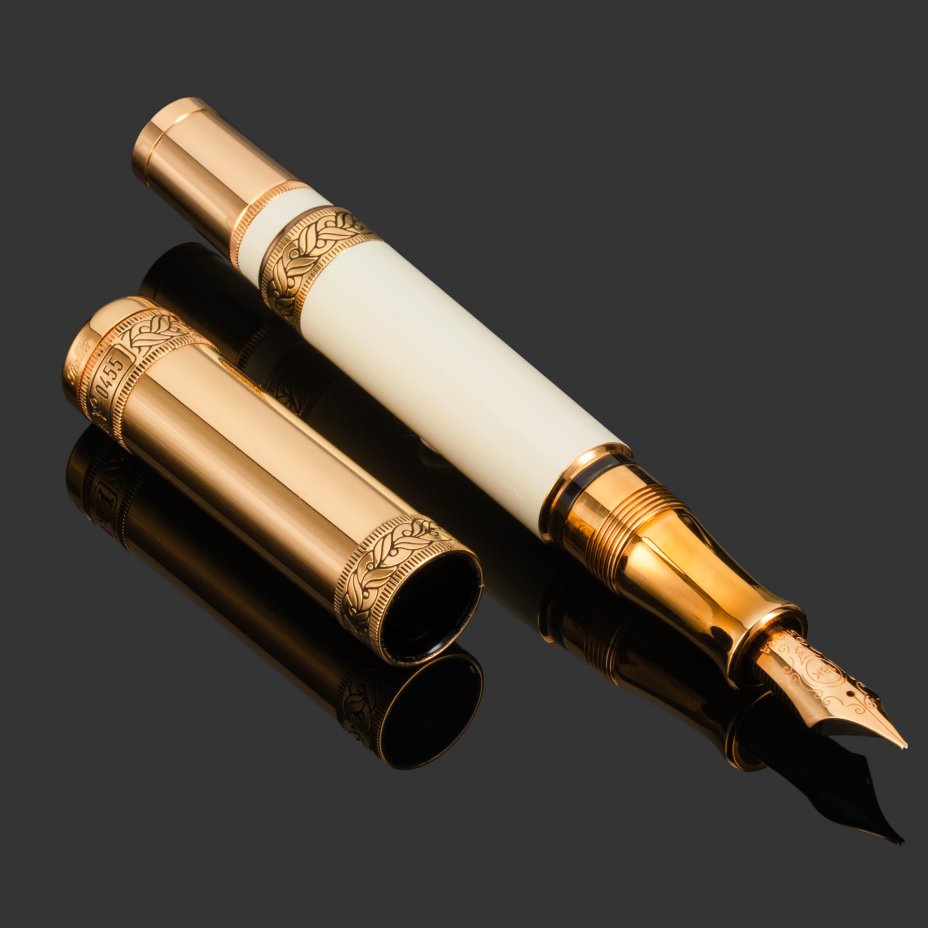 Перьевая ручка Aurora Dante Paradiso White GT в подарочной коробке