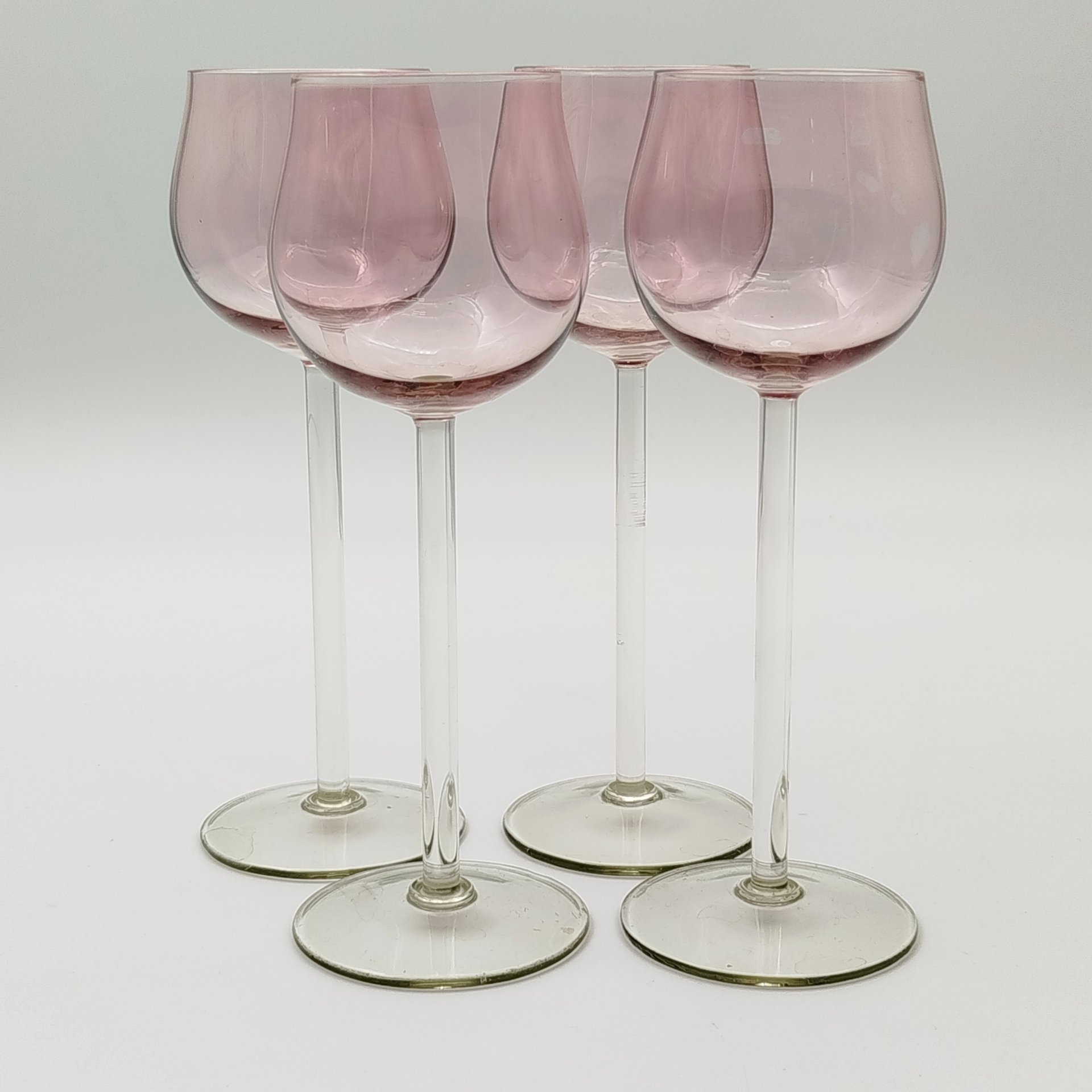 Набор бокалов розового оттенка для крепких напитков на 4 персоны, цветное стекло, люстр, Калининский стекольный завод «Тверис», СССР, 1970-1990 гг.