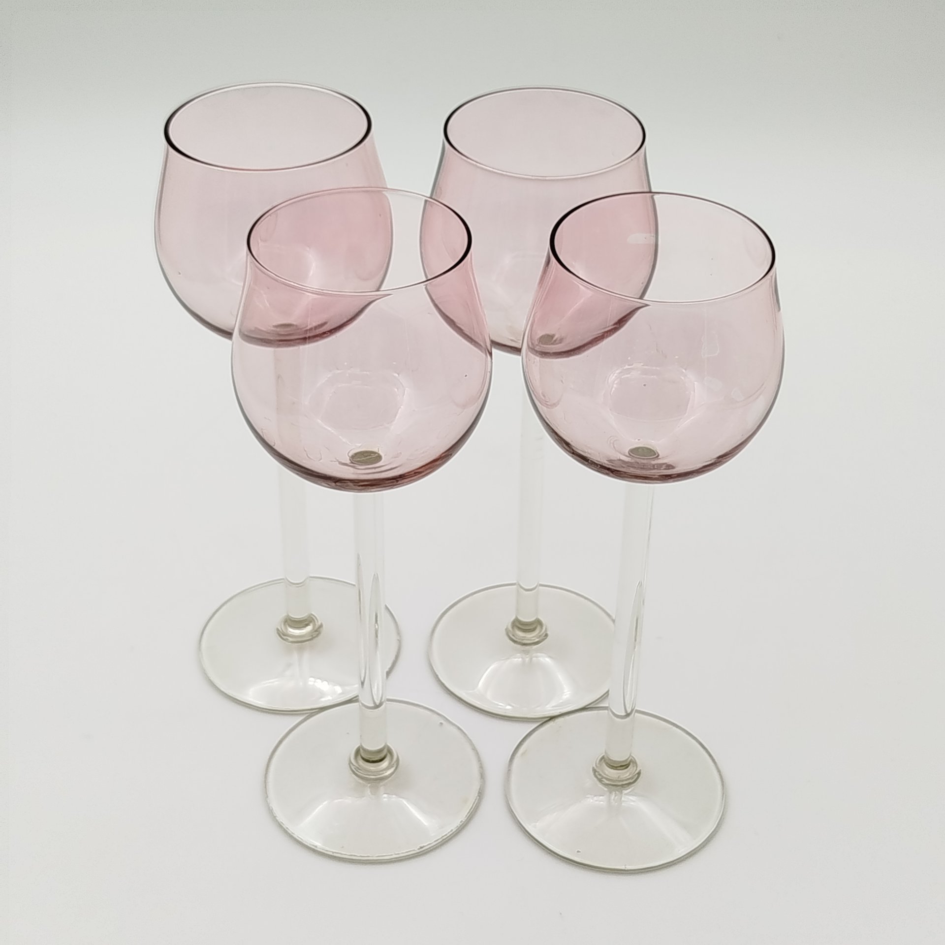 Набор бокалов розового оттенка для крепких напитков на 4 персоны, цветное стекло, люстр, Калининский стекольный завод «Тверис», СССР, 1970-1990 гг.