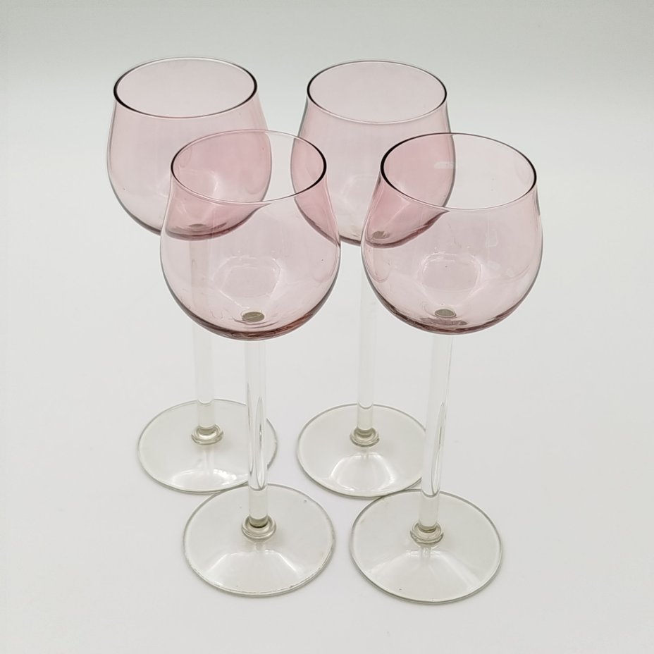 Набор бокалов розового оттенка для крепких напитков на 4 персоны, цветное стекло, люстр, Калининский стекольный завод «Тверис», СССР, 1970-1990 гг.