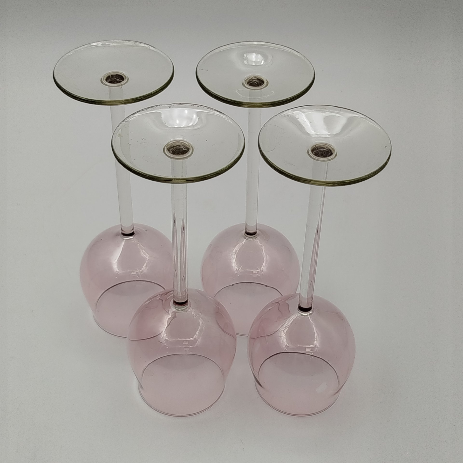 Набор бокалов розового оттенка для крепких напитков на 4 персоны, цветное стекло, люстр, Калининский стекольный завод «Тверис», СССР, 1970-1990 гг.