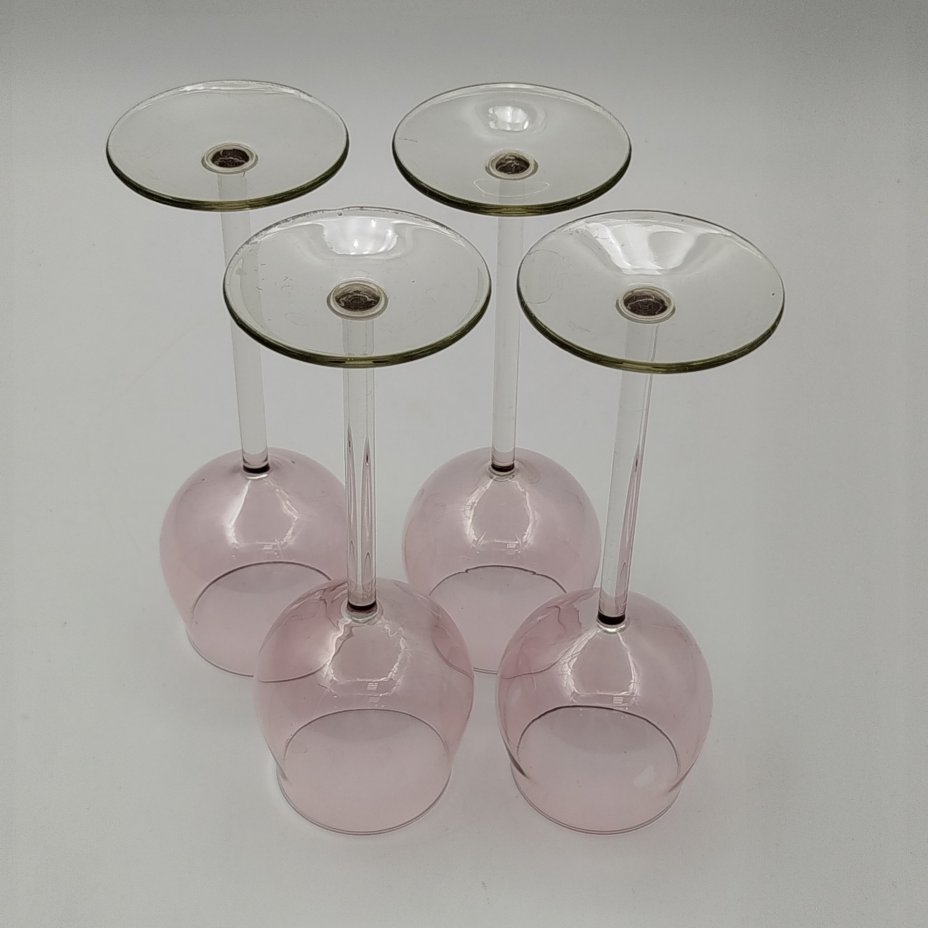 Набор бокалов розового оттенка для крепких напитков на 4 персоны, цветное стекло, люстр, Калининский стекольный завод «Тверис», СССР, 1970-1990 гг.