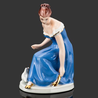 Статуэтка "Девушка, кормящая голубей", Royal Dux