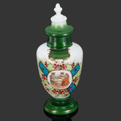 Ваза с крышкой, украшенная цветочным декором и изображением котов, играющих в карты, стекло, молочное стекло, деколь, роспись, золочение, Западная Европа, 1900-1930 гг.