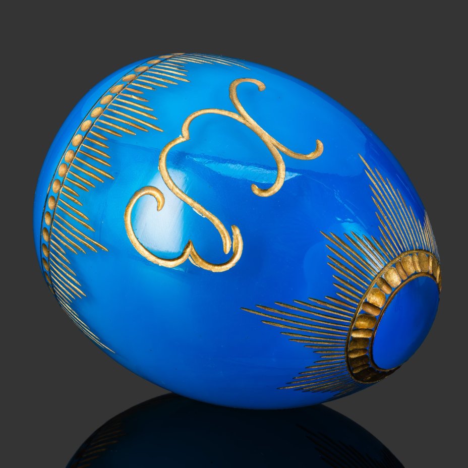 Яйцо пасхальное голубого оттенка и надписью "Х.В."