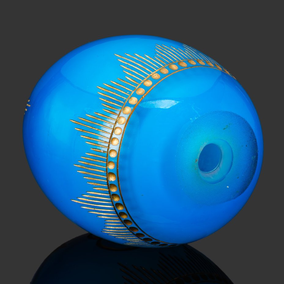 Яйцо пасхальное голубого оттенка и надписью "Х.В."