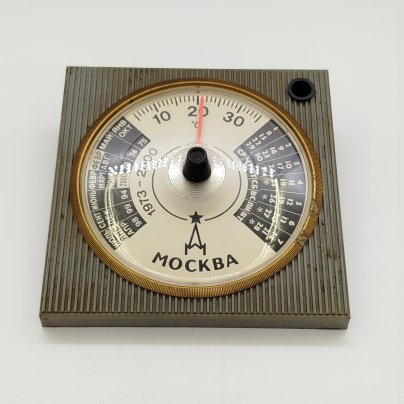 Термометр настольный "Москва" с календарем на 1973-2000 гг. и подставкой для ручки, Завод "Манометр" (Москва)