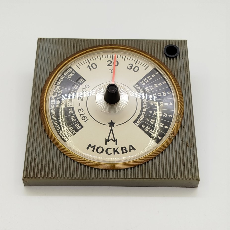 Термометр настольный "Москва" с календарем на 1973-2000 гг. и подставкой для ручки, Завод "Манометр" (Москва)