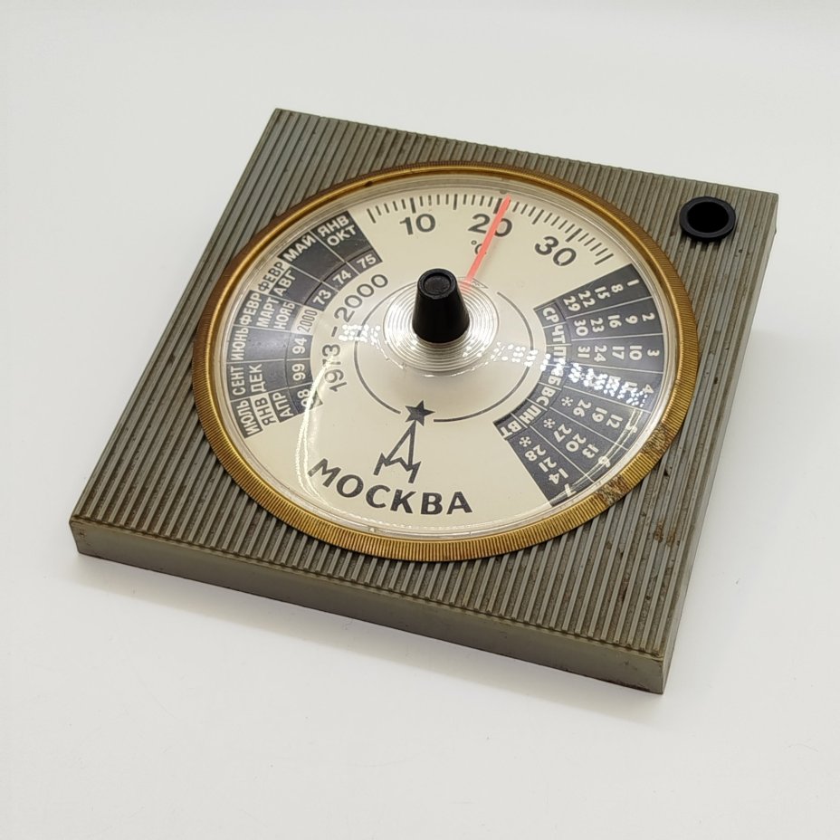 Термометр настольный "Москва" с календарем на 1973-2000 гг. и подставкой для ручки, Завод "Манометр" (Москва)