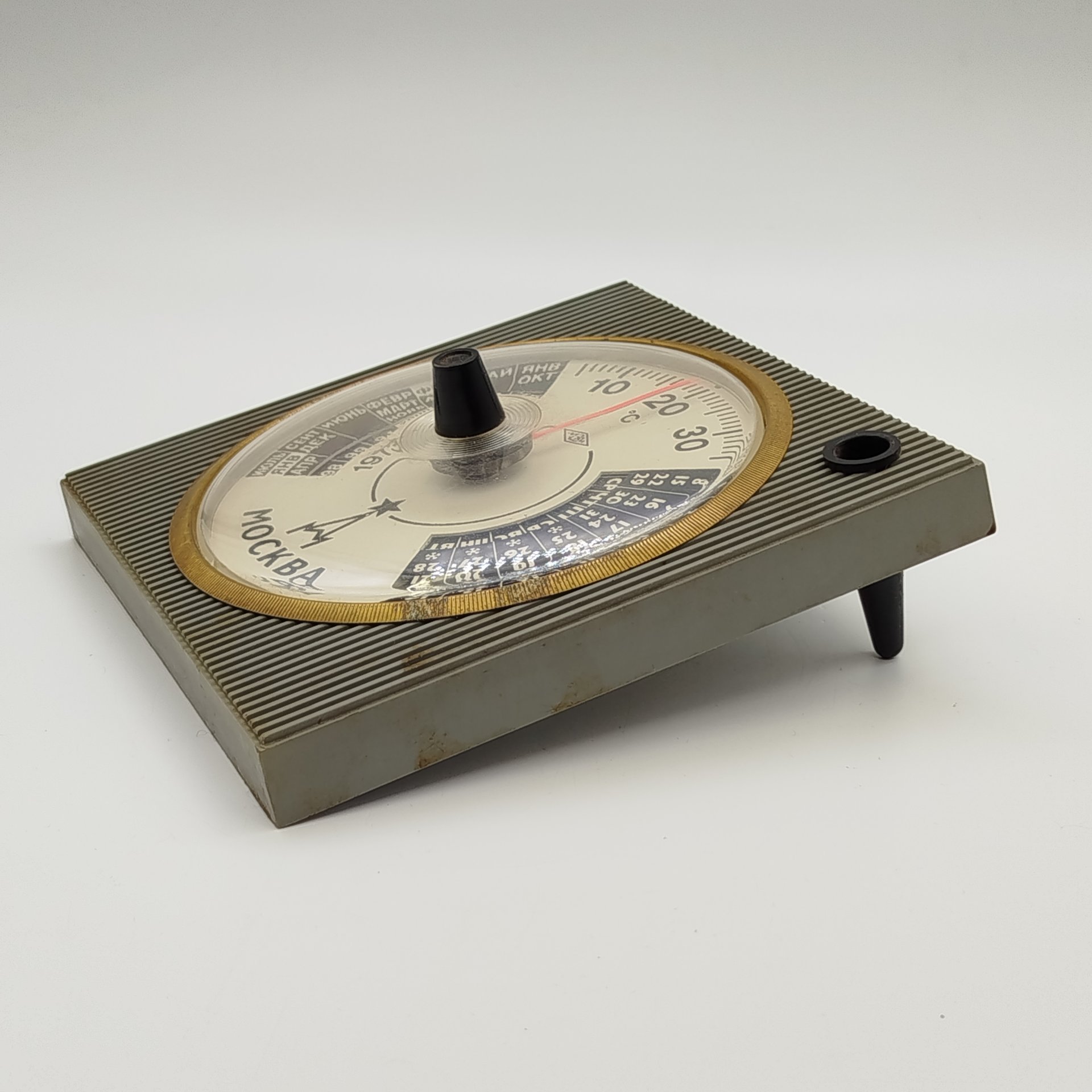 Термометр настольный "Москва" с календарем на 1973-2000 гг. и подставкой для ручки, Завод "Манометр" (Москва)