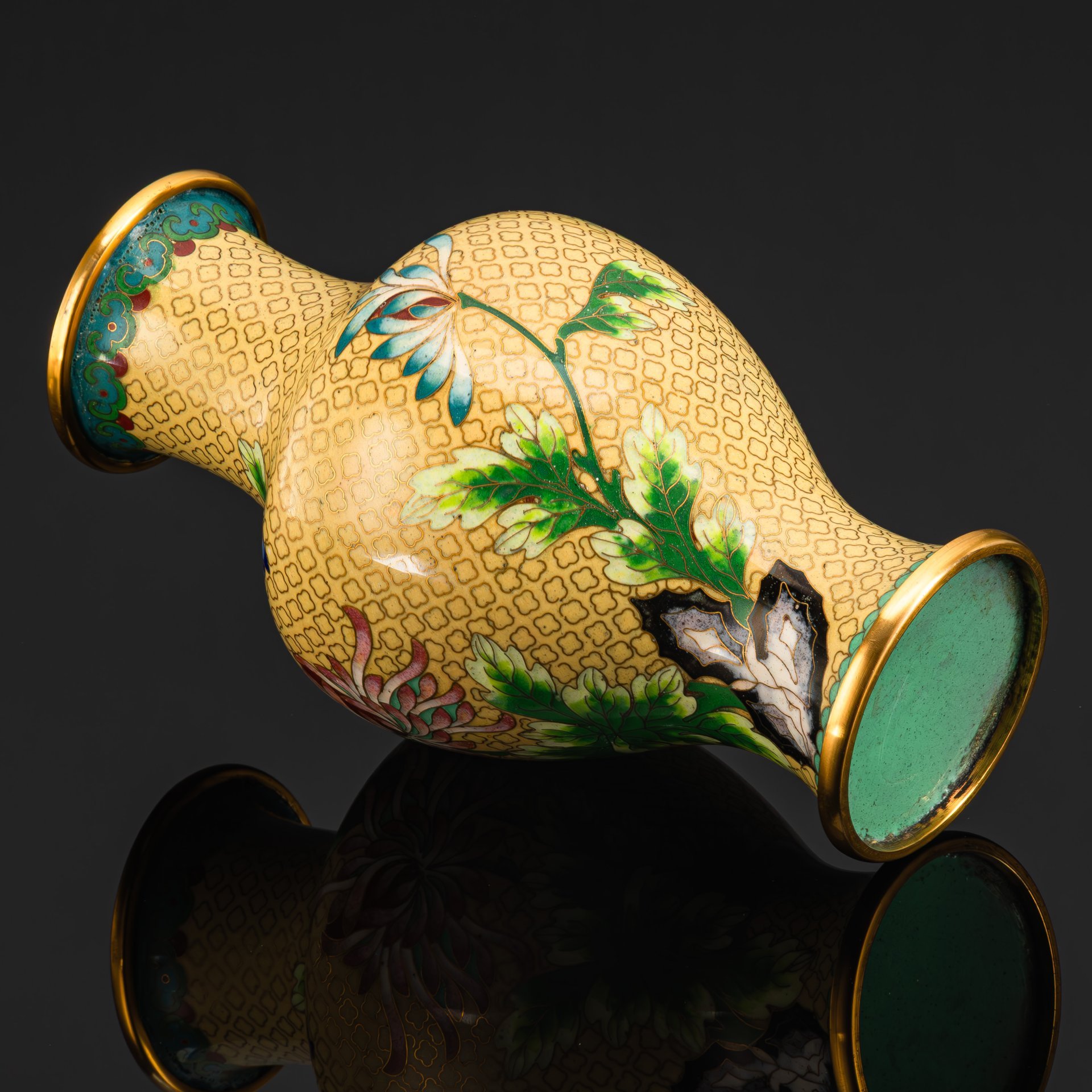 Ваза с изображением астр, в комплекте с подставкой, латунь, клуазоне (перегородчатая эмаль), дерево, Китай, 1950-1970 гг.