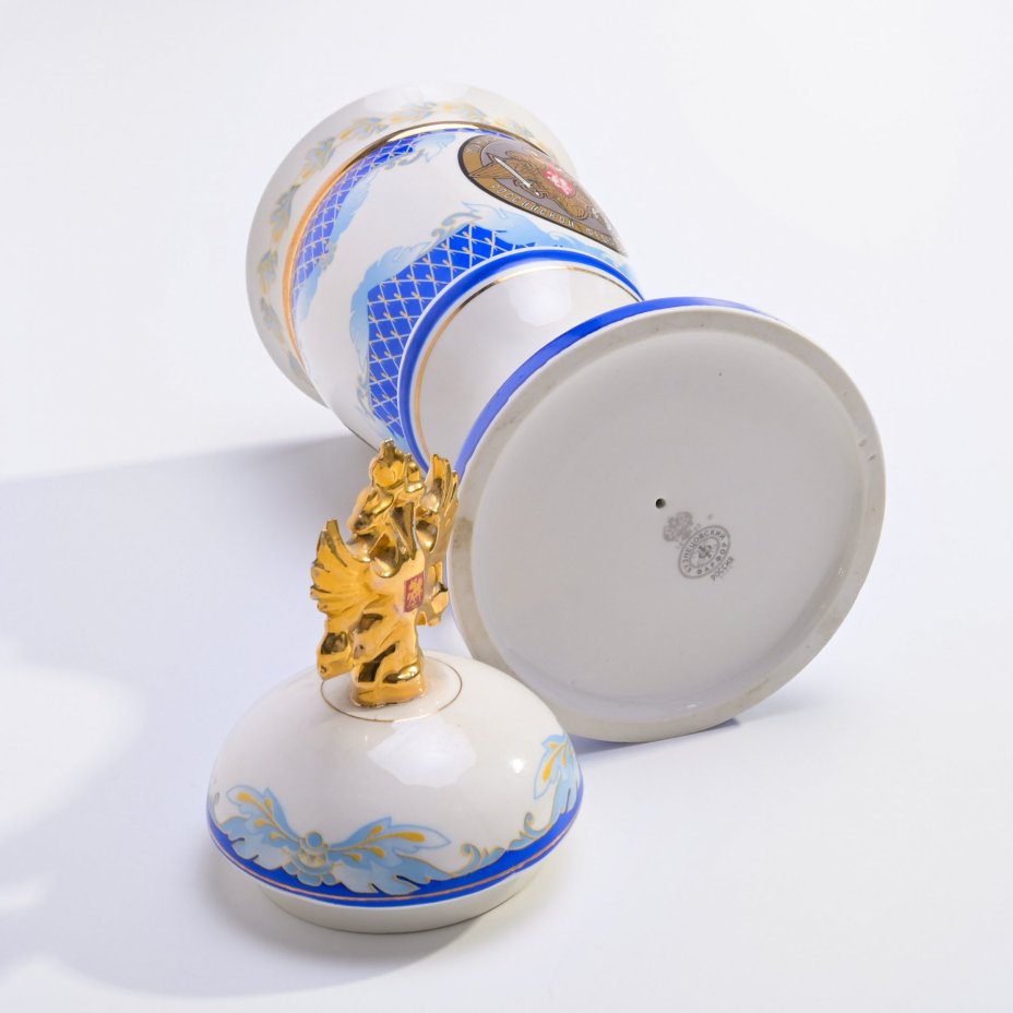 Кубок с крышкой, декорированный двуглавым орлом, фарфор, золочение, Кузнецовский фарфор, Россия, 2000-2015 гг., Кузнецовский фарфор