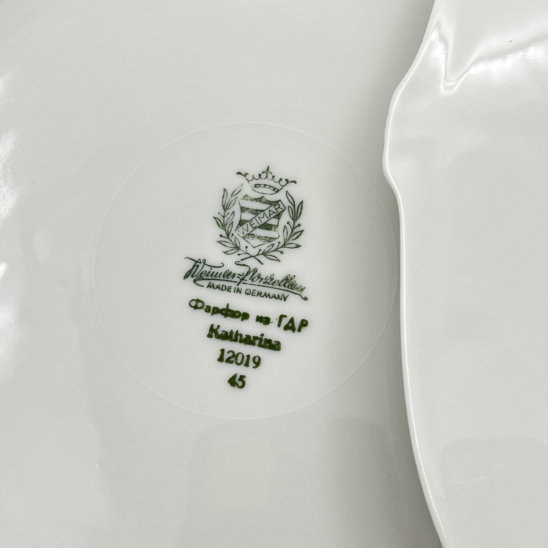 Набор из 6-ти обеденных тарелок, украшенных цветочным декором, серия "Katharina", фарфор, золочение, Weimar Porzellan (Веймарский фарфор), ГДР, 1950-1980 гг.