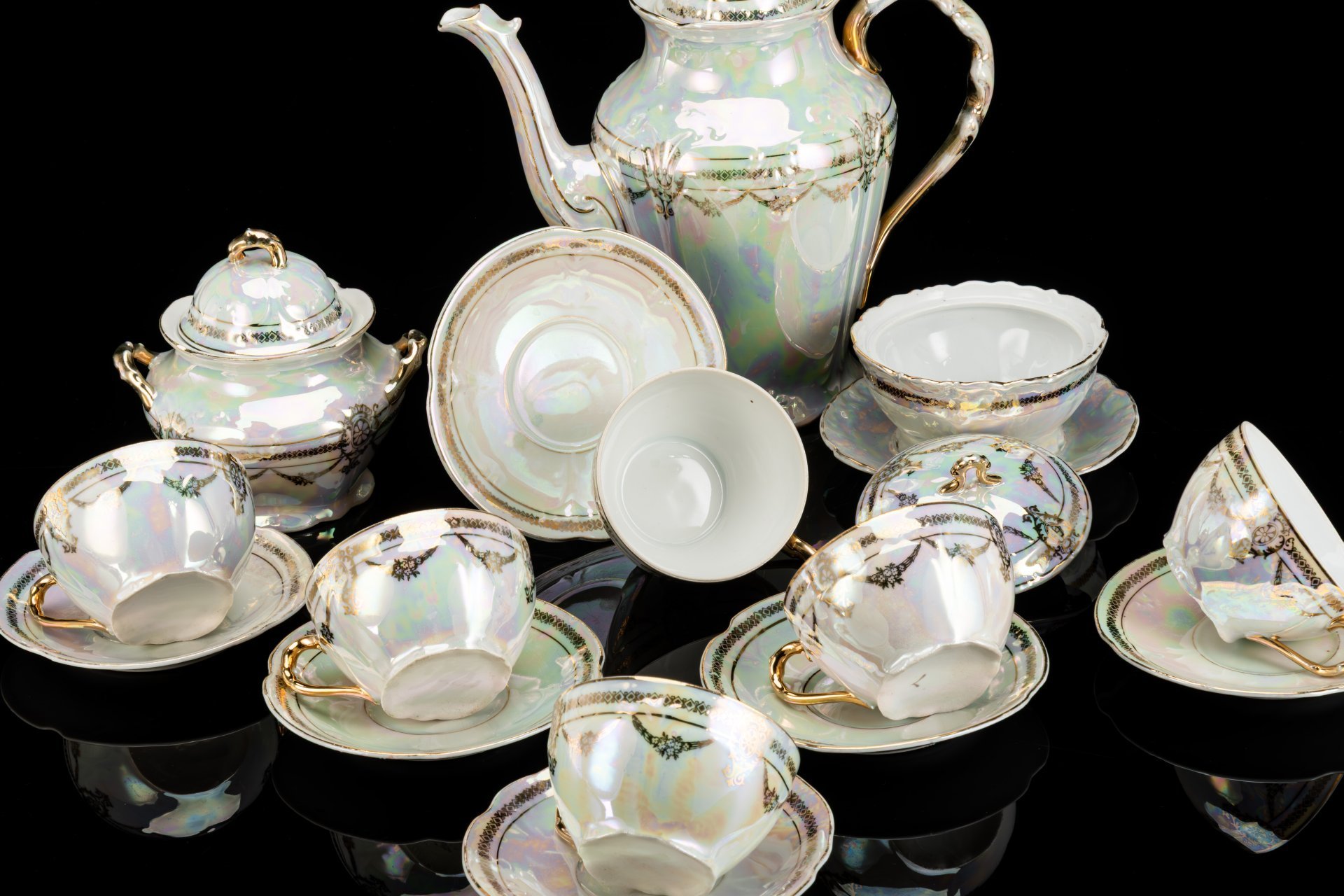 Сервиз чайный с цветочным и геометрическим декором, фарфор, люстр, золочение, Европа, 1950-1970 гг.