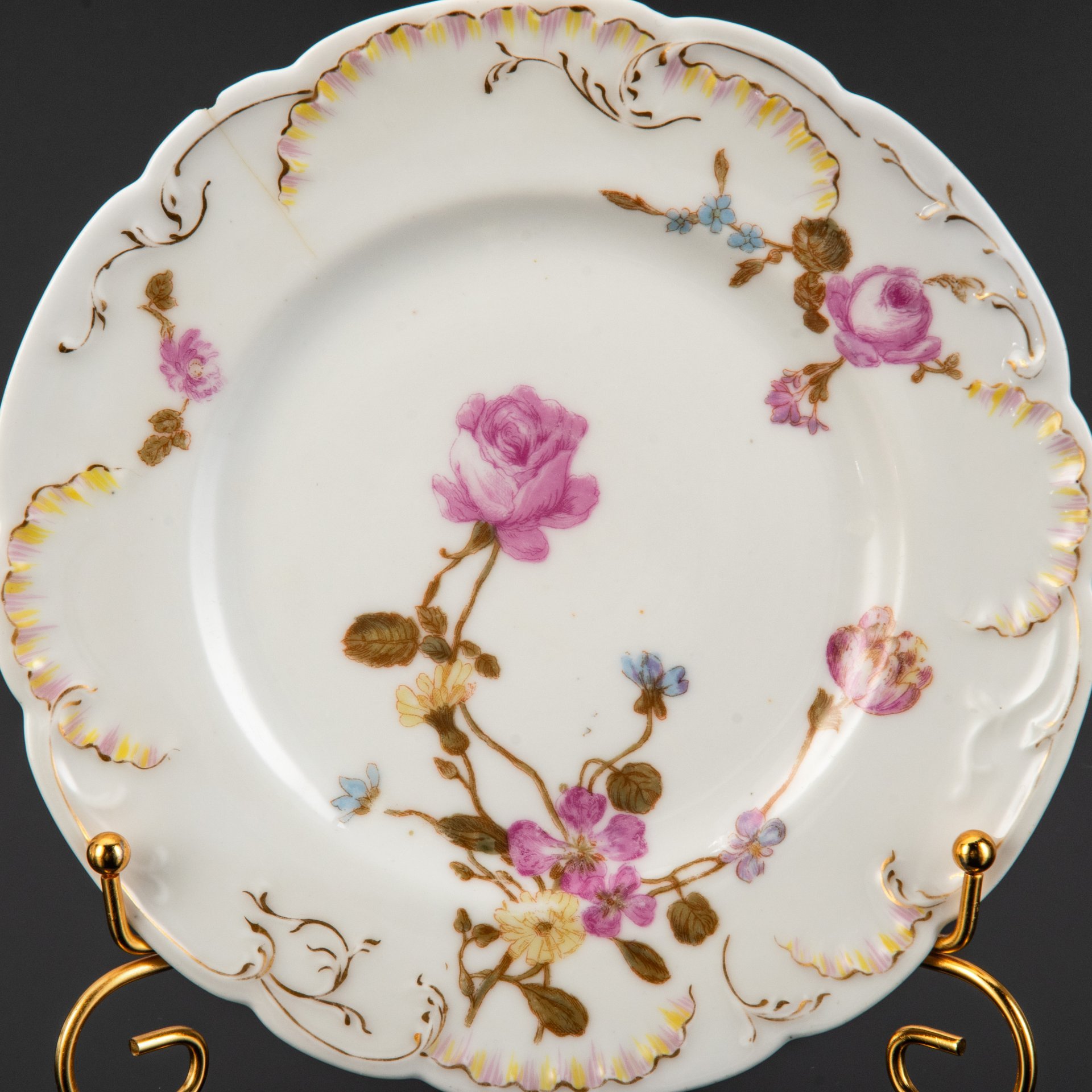 Пара десертных тарелок с цветочным декором, фарфор, деколь, золочение, Фарфоровый завод братьев Корниловых, Российская империя, 1884-1917 гг.