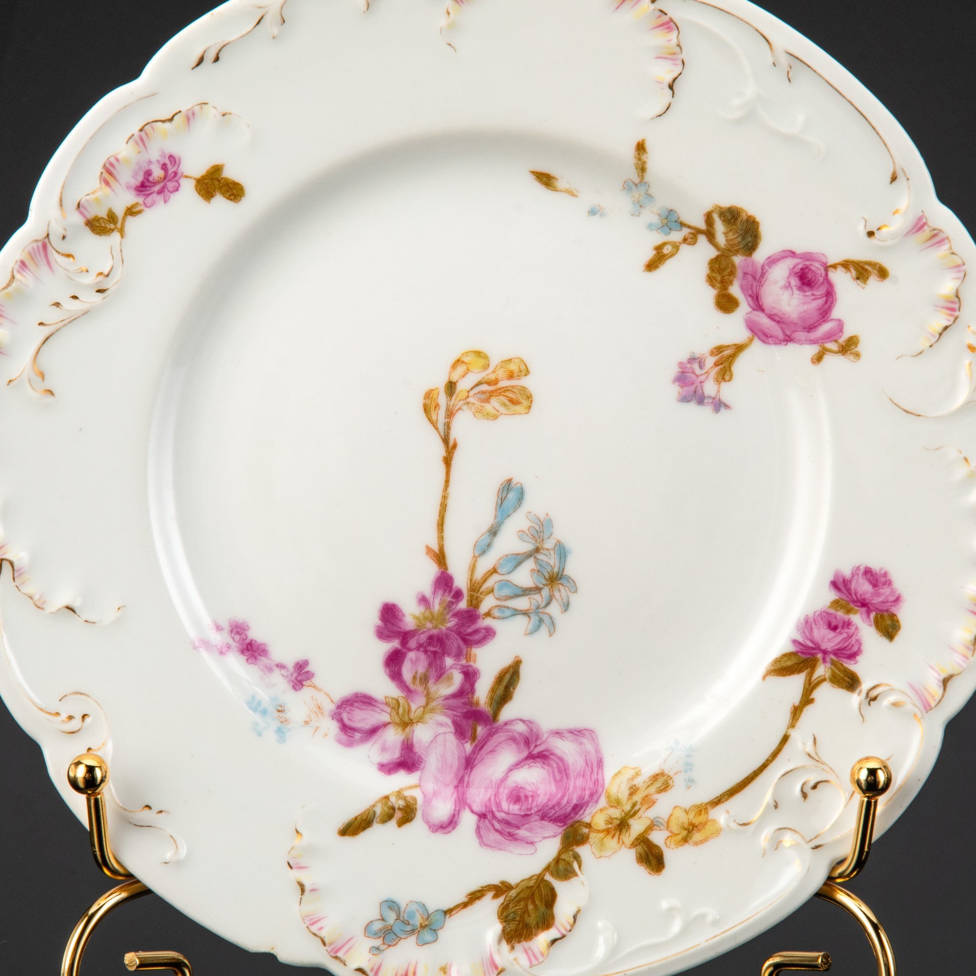 Пара десертных тарелок с цветочным декором, фарфор, деколь, золочение, Фарфоровый завод братьев Корниловых, Российская империя, 1884-1917 гг.