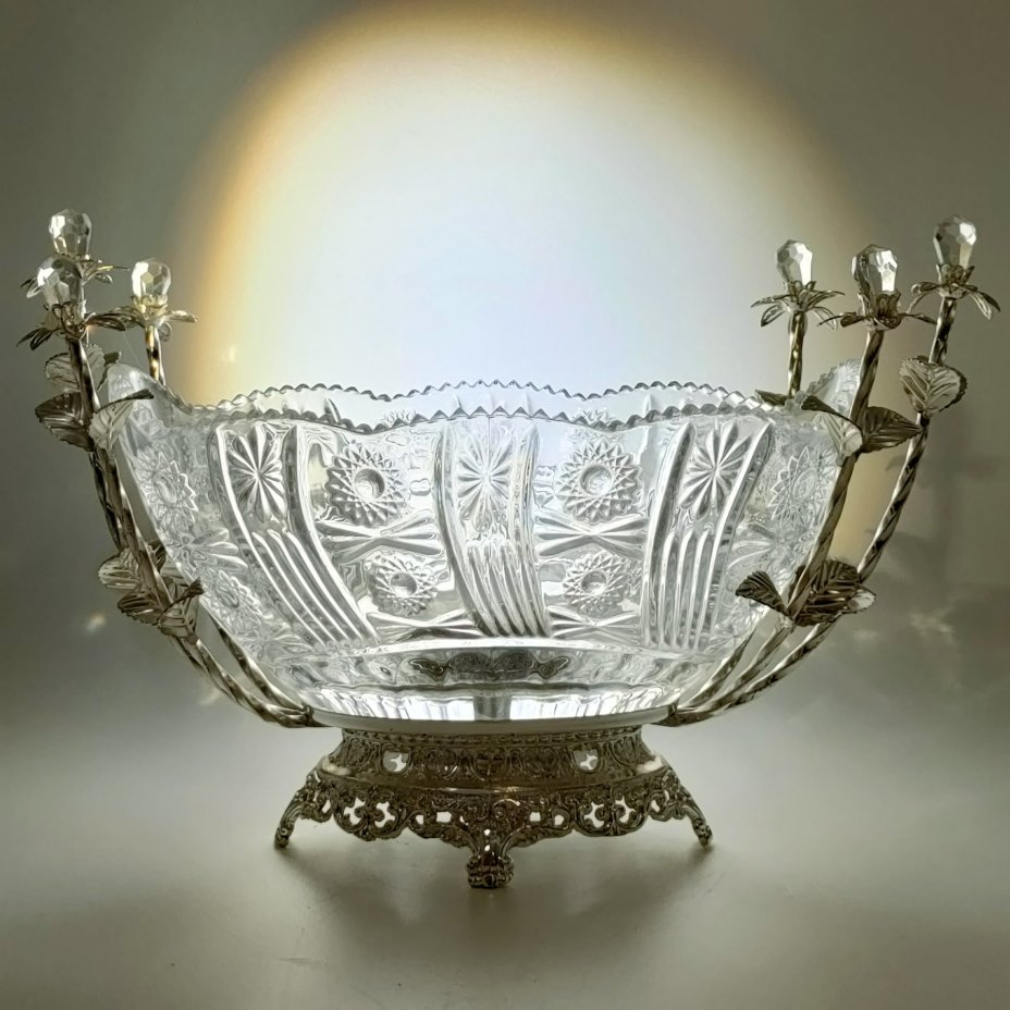 Ваза (конфетница) на металлическом основании с рельефным цветочным декором