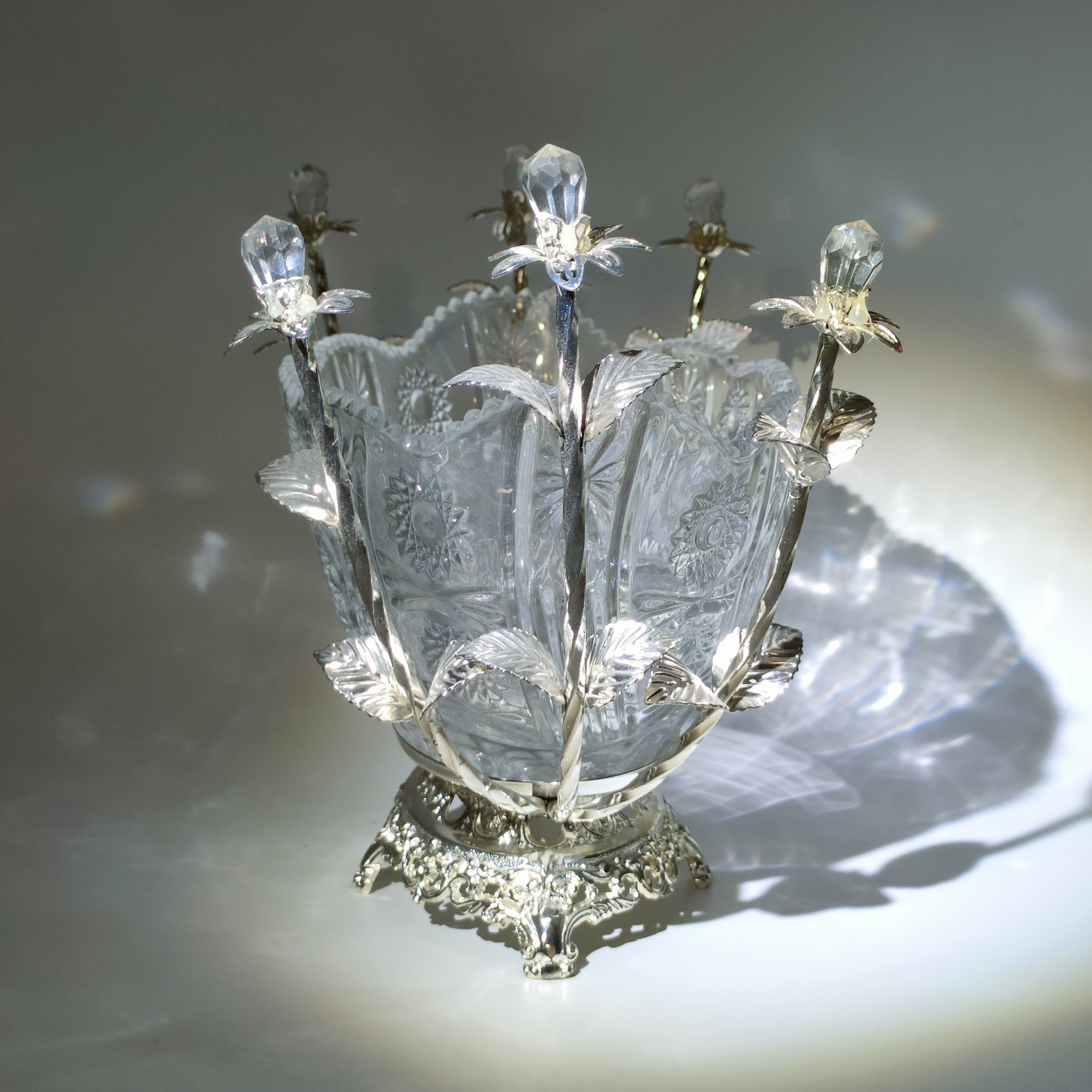 Ваза (конфетница) на металлическом основании с рельефным цветочным декором, хрусталь, металл, Западная Европа, 1990-2015 гг.