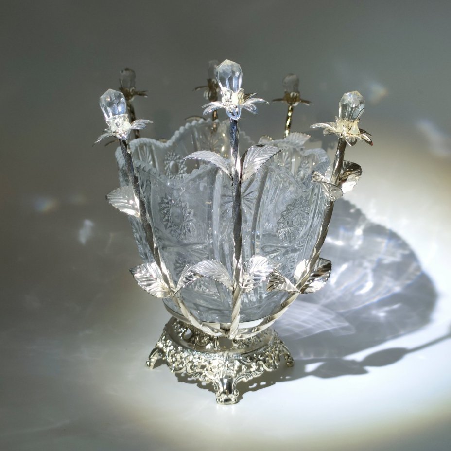 Ваза (конфетница) на металлическом основании с рельефным цветочным декором