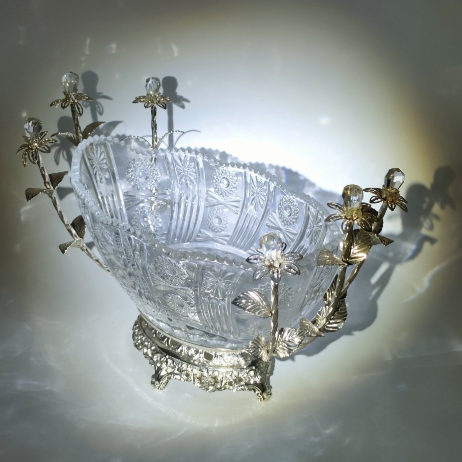 Ваза (конфетница) на металлическом основании с рельефным цветочным декором