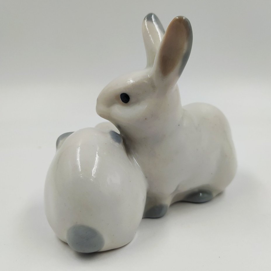 Статуэтка «Зайцы», фарфор, роспись, Артель «Прогресс», СССР, 1950-1960 гг.