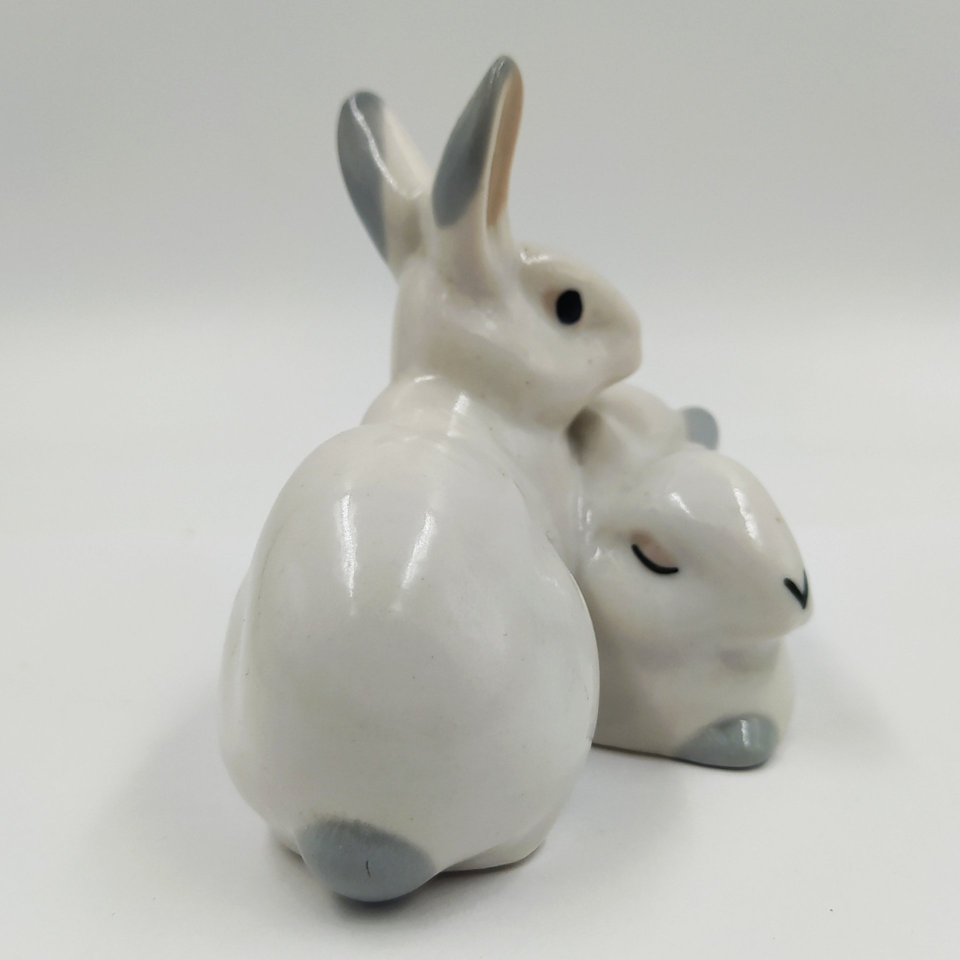 Статуэтка «Зайцы», фарфор, роспись, Артель «Прогресс», СССР, 1950-1960 гг.