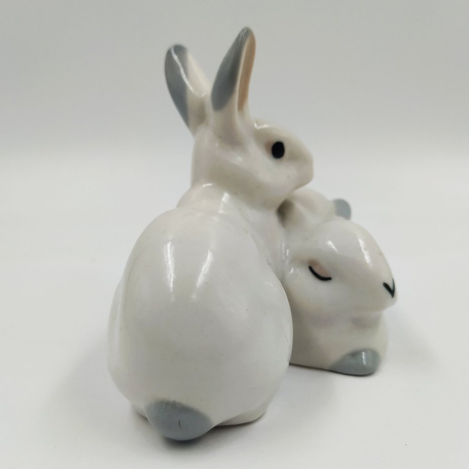 Статуэтка «Зайцы», фарфор, роспись, Артель «Прогресс», СССР, 1950-1960 гг.