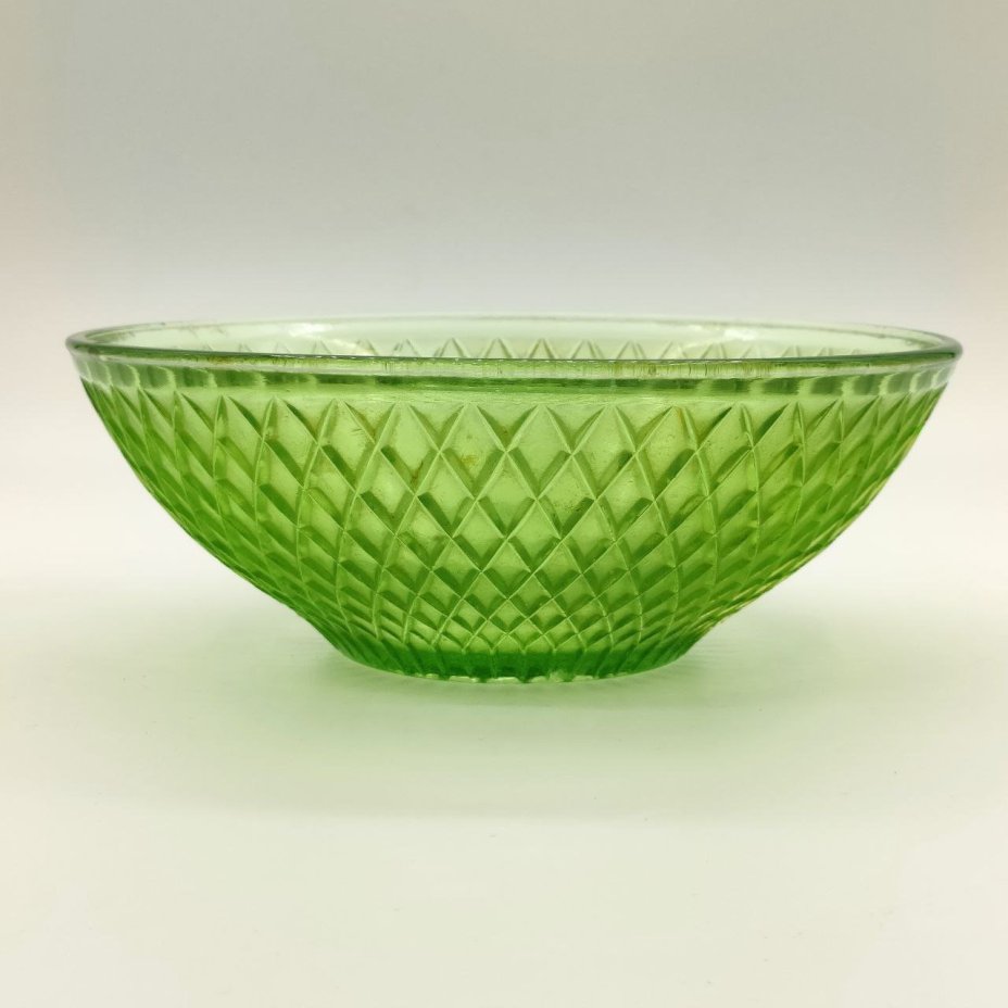 Салатник круглой формы с геометрическим объёмным декором, Завод Запрудня, цветное стекло, пресс, СССР, 1970-1980 гг.